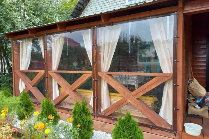 Мягкие окна из ПВХ на деревянной веранде