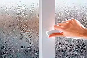 Конденсат на стекле пластикового окна